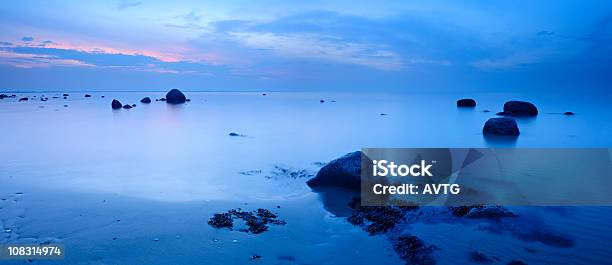 Ruhige Blaue Meer Mit Riesigen Felsen Bei Sonnenuntergang Stockfoto und mehr Bilder von Abenddämmerung