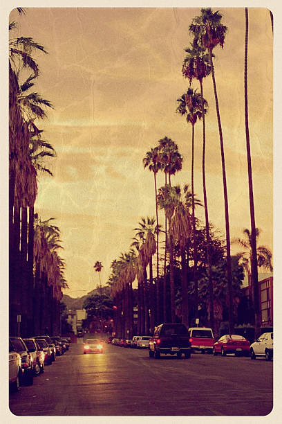 sonnenuntergang über die hollywood hills-vintage-postkarten - city of los angeles los angeles county hollywood california california stock-fotos und bilder