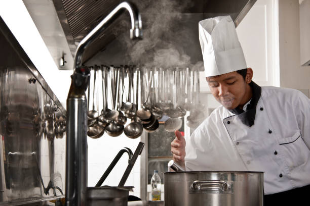 chefe de cozinha e pelo formando - chef trainee cooking teenager imagens e fotografias de stock