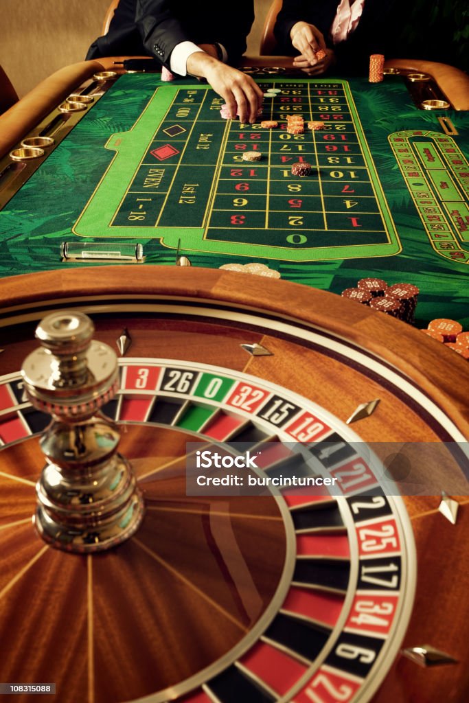 Os jogadores jogando roleta no casino - Foto de stock de Cassino royalty-free