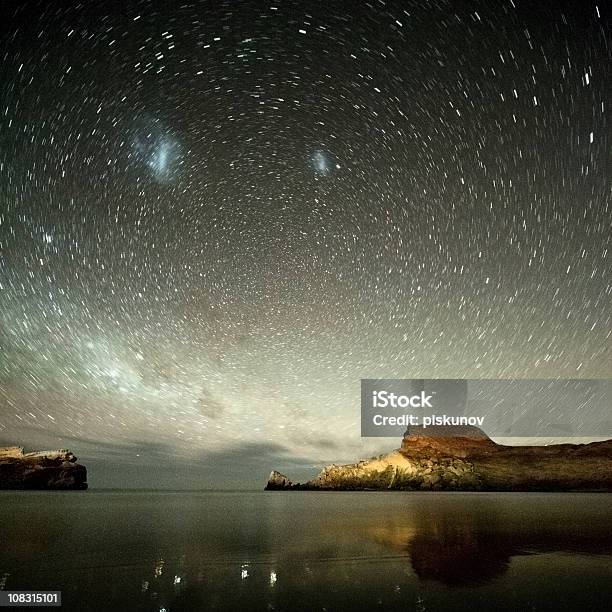 Bajo Las Estrellas De La Vía Láctea Foto de stock y más banco de imágenes de Acantilado - Acantilado, Aire libre, Astronomía