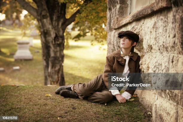 Vintage Niño En El Cementerio Foto de stock y más banco de imágenes de 10-11 años - 10-11 años, Aire libre, Anticuado