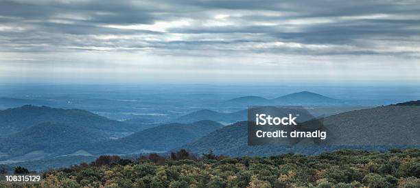 Montañas Blue Ridge En Un Día Nublado Foto de stock y más banco de imágenes de Virginia - Estado de los EEUU - Virginia - Estado de los EEUU, Montañas Blue Ridge, Skyline Drive - Virginia