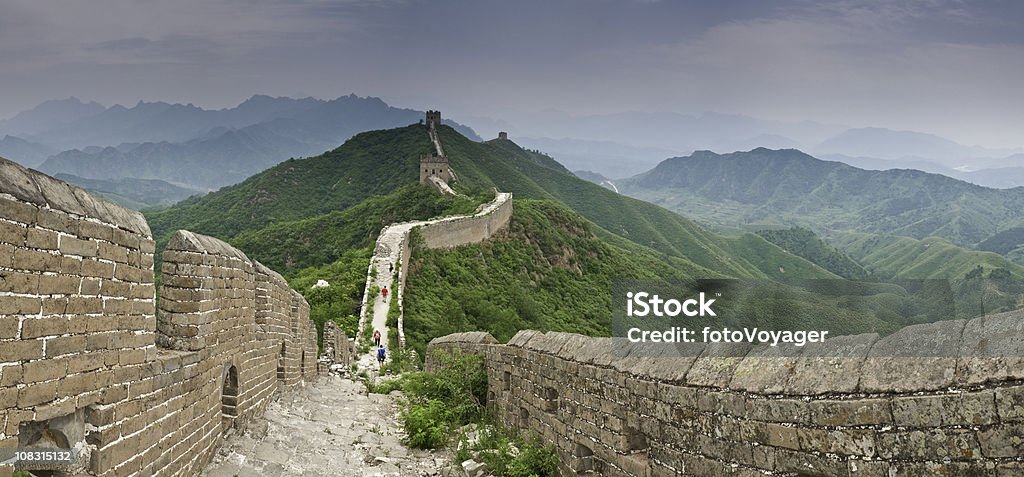 Gran muralla China green hills watchtowers battlements Jinshangling panorama - Foto de stock de Gran Muralla China libre de derechos
