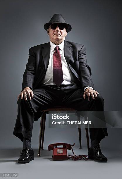 Elegante Senior Mann Wartet Auf Einen Anruf Stockfoto und mehr Bilder von Mafia - Mafia, Organisiertes Verbrechen, Herrisch