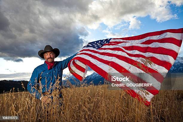 Cowboy Con Bandiera - Fotografie stock e altre immagini di 40-44 anni - 40-44 anni, Adulto, Adulto in età matura