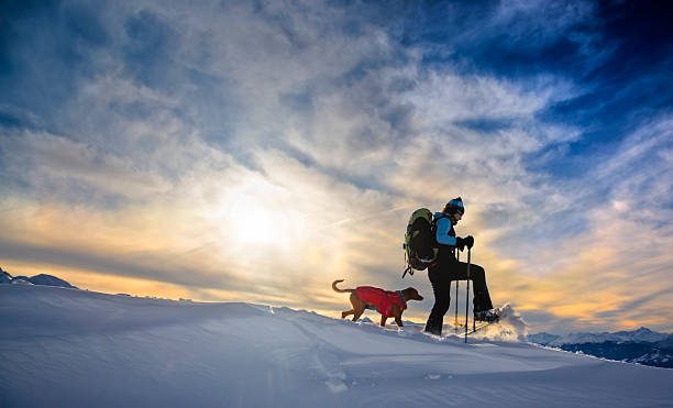 caminhadas com raquetes de neve - snowshoeing winter sport snowshoe hiking - fotografias e filmes do acervo