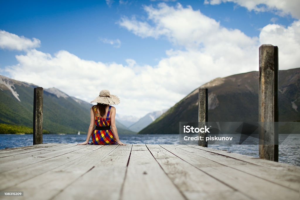 Mädchen sitzt alleine - Lizenzfrei Abgeschiedenheit Stock-Foto