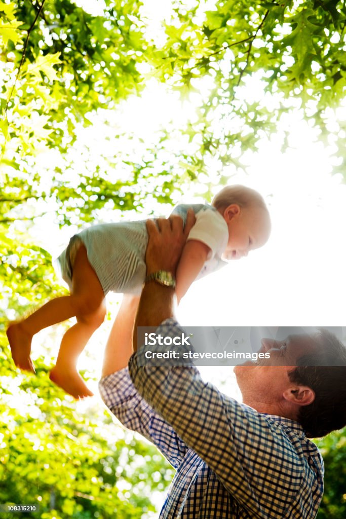 Padre e figlio figlio fissaggio - Foto stock royalty-free di Abbigliamento casual