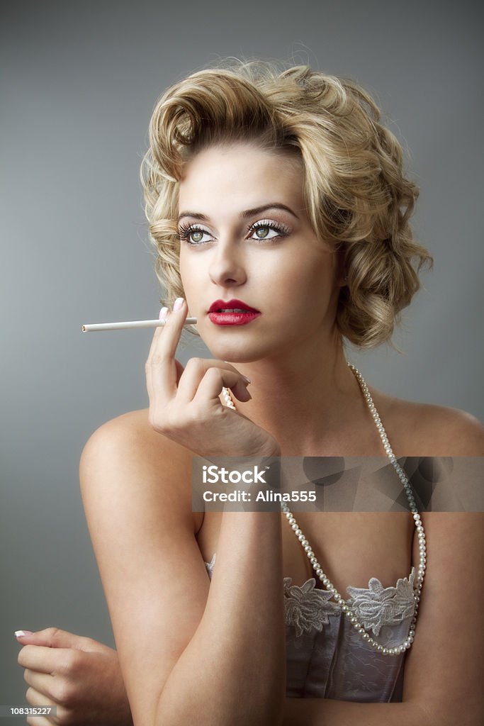 レトロな魅力のポートレート、若い美しい金髪女性、タバコ - タバコを吸うのロイヤリティフリーストックフォト