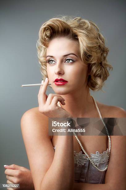 レトロな魅力のポートレート若い美しい金髪女性タバコ - タバコを吸うのストックフォトや画像を多数ご用意 - タバコを吸う, 喫煙問題, レトロ調