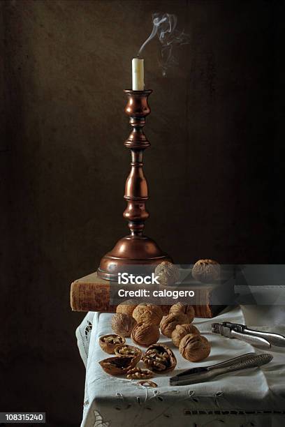 Candelabra Y Tuercas Foto de stock y más banco de imágenes de Agrietado - Agrietado, Alimento, Anticuado