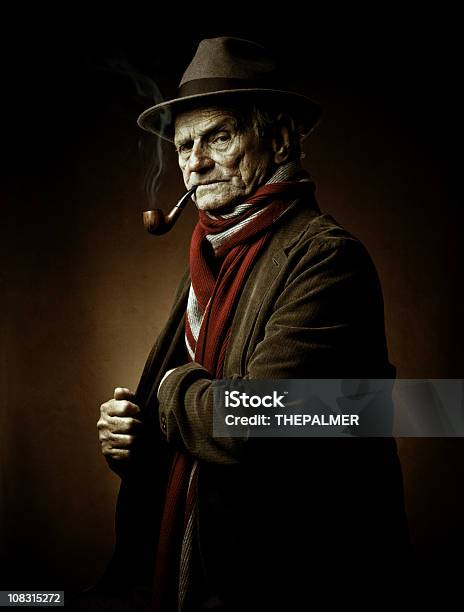 Old Y Peligroso Hombre Con Tubo Foto de stock y más banco de imágenes de Hombres mayores - Hombres mayores, Pipa - Producto relacionado con el tabaco, Adulto