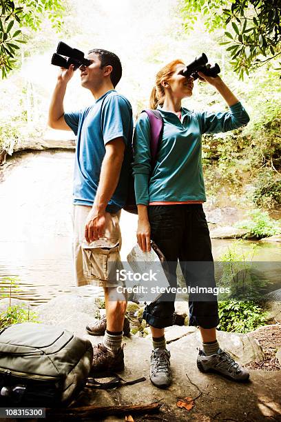 カップルのハイキングや双眼鏡を使って - 20-24歳のストックフォトや画像を多数ご用意 - 20-24歳, 2人, アクティブライフスタイル