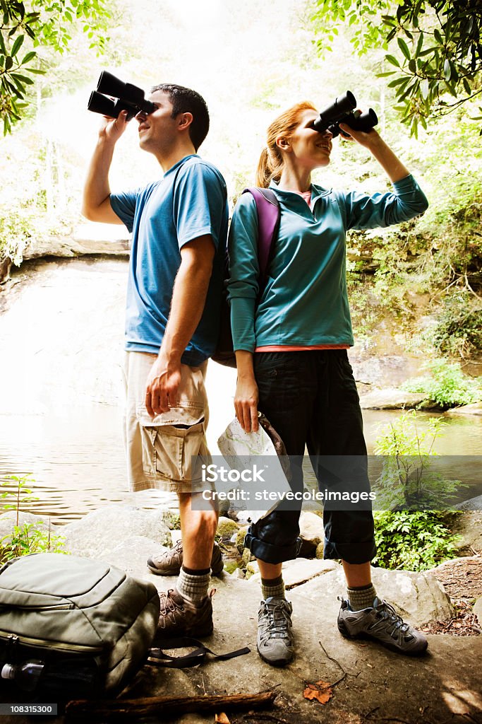 Casal caminhadas e usando binóculos tanto - Foto de stock de 20-24 Anos royalty-free