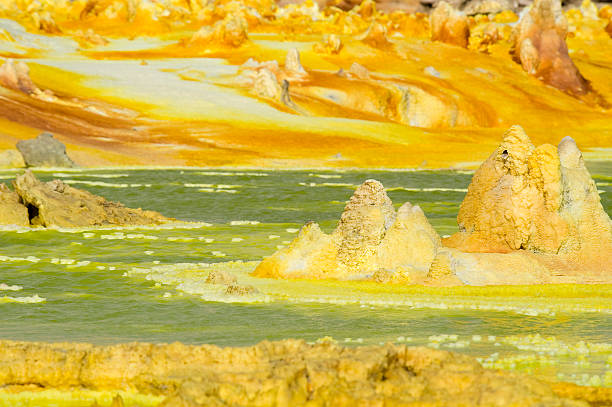 explosion in den krater des vulkans dallol danakil depression, äthiopien - afar desert stock-fotos und bilder