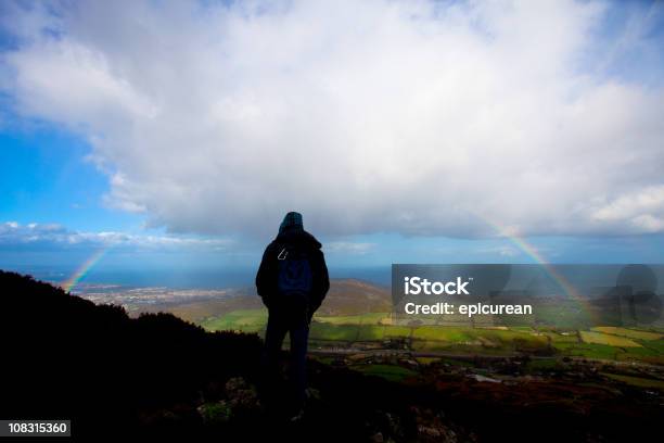 Arcobaleno Sopra La Campagna Irlandese - Fotografie stock e altre immagini di Escursionismo - Escursionismo, Arcobaleno, Paesaggi