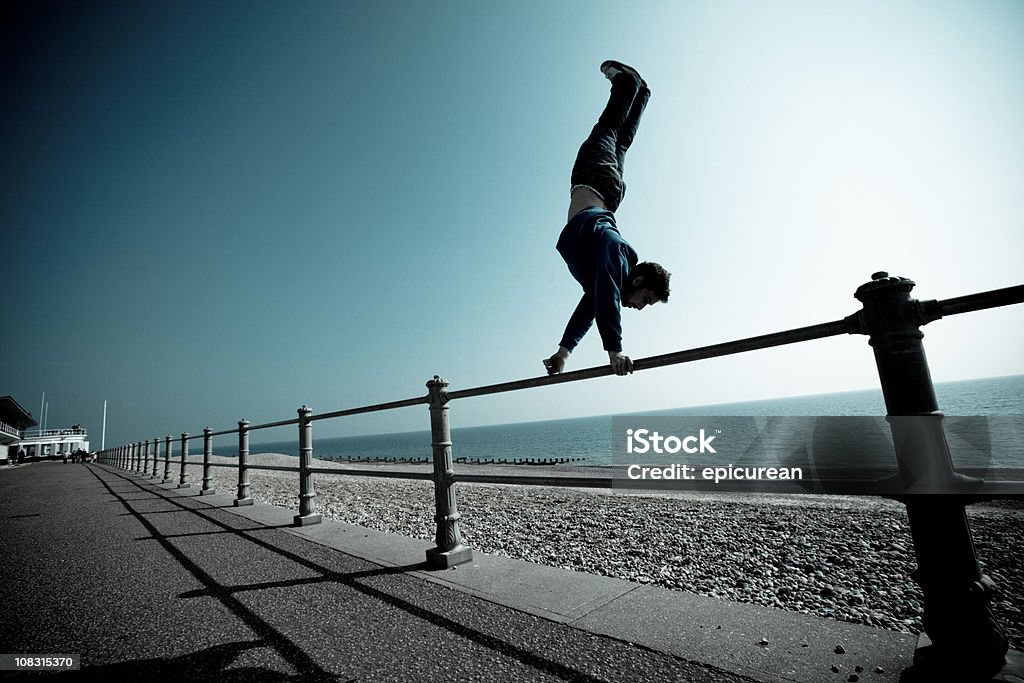 Parkour e freerunning rail Fare la verticale sulle mani - Foto stock royalty-free di Free running