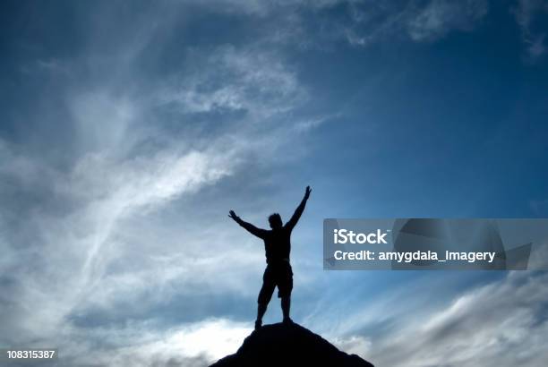 Silhouette Uomo Con Le Braccia Sollevate Al Cielo Astratto - Fotografie stock e altre immagini di Adulto