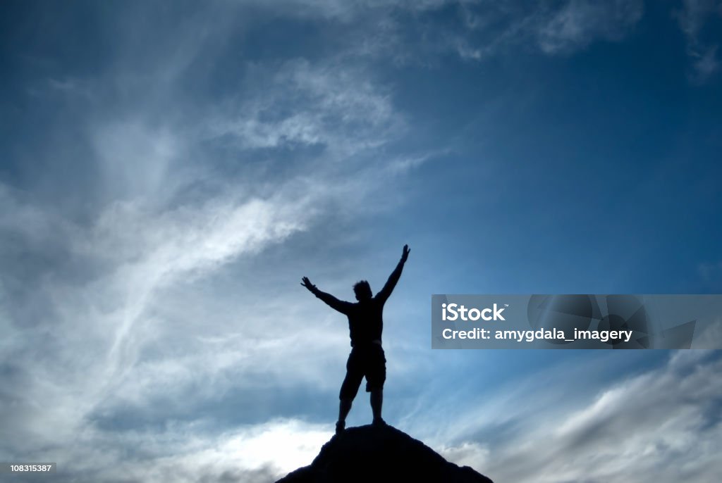 Sylwetka człowieka Podniesione ramiona do nieba tło - Zbiór zdjęć royalty-free (Badanie)
