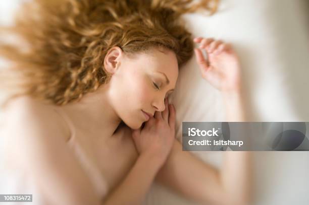 Dormire - Fotografie stock e altre immagini di Donne - Donne, Dormire, 25-29 anni