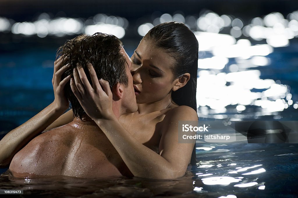 Jovem Casal a Beijar - Royalty-free Beijar Foto de stock