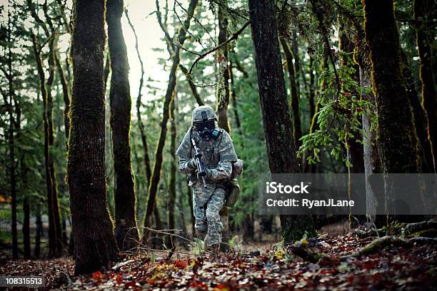 Moderna Soldier En Maderas Oscuras Con Pistola Foto de stock y más banco de imágenes de Correr - Correr, Arma, Personal militar