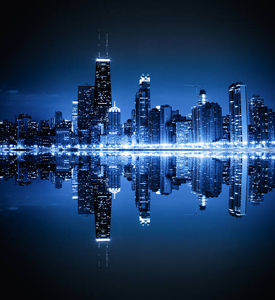 skyline von chicago bei nacht - night cityscape reflection usa stock-fotos und bilder