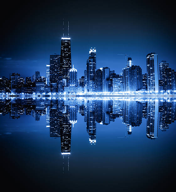 panorama urbain de chicago de nuit - night cityscape reflection usa photos et images de collection