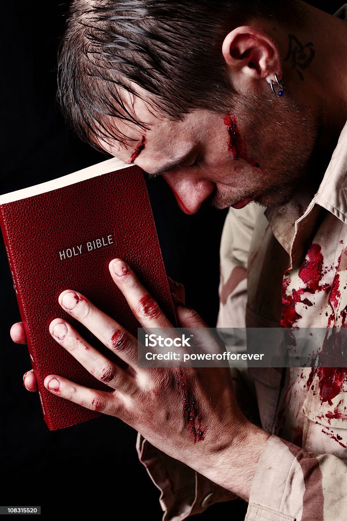 Verletzter Soldaten Holding Bibel zu fahren. - Lizenzfrei Augen geschlossen Stock-Foto