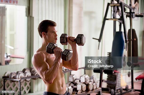 Training Out Stockfoto und mehr Bilder von Menschliches Gesicht - Menschliches Gesicht, Gewicht - Fitnessausrüstung, Männer