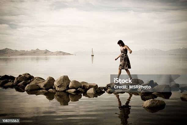 Mulher No Rocks - Fotografias de stock e mais imagens de 20-24 Anos - 20-24 Anos, Adulto, Andar