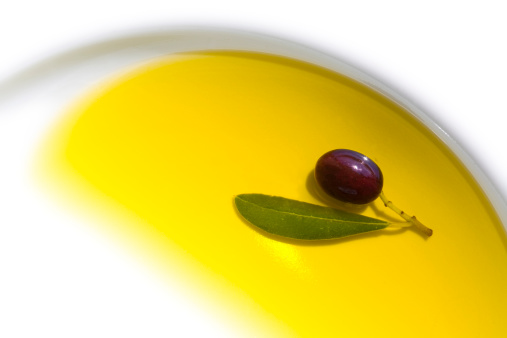 Image of raw olives and olive oil.