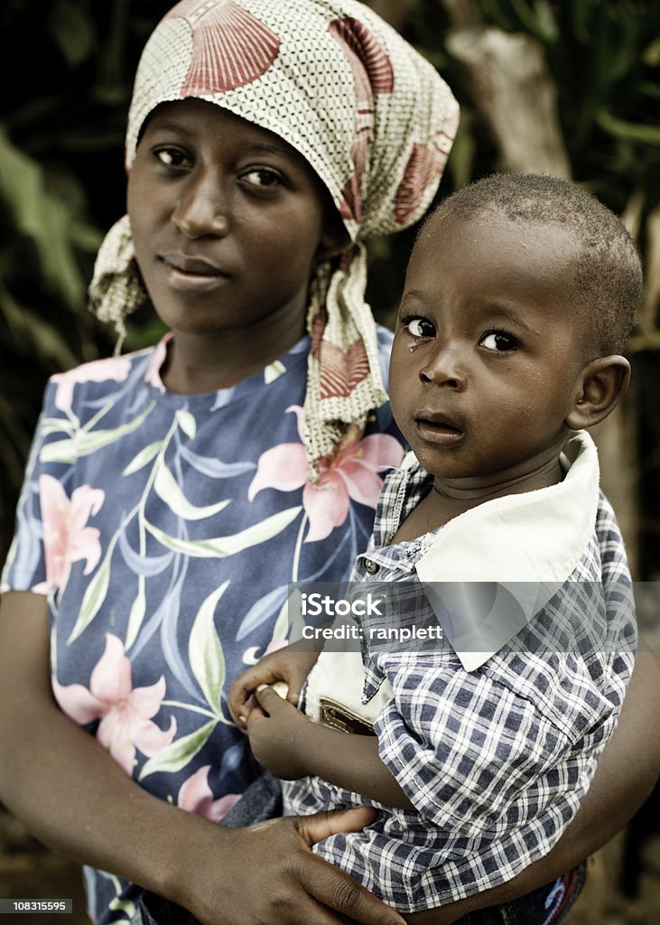 Ritratto di madre africana &/a figlio/a - Foto stock royalty-free di Tanzania