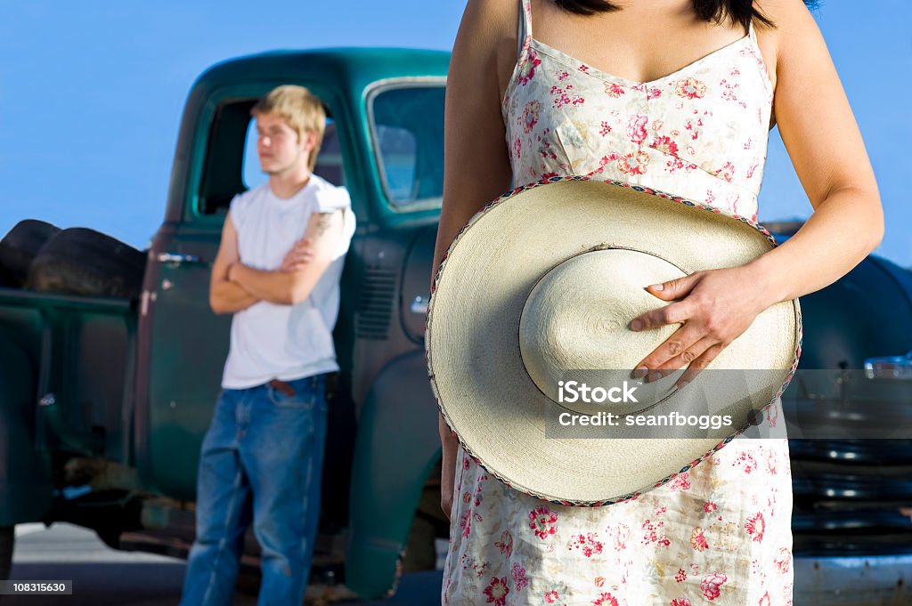 Mujer agarrando sombrero delante de camión niño y retro - Foto de stock de Adulto libre de derechos