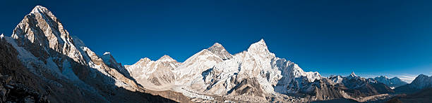 monte everest himalaya cumbres khumbu glaciar pumori nuptse panorama nepal - mt pumori fotografías e imágenes de stock