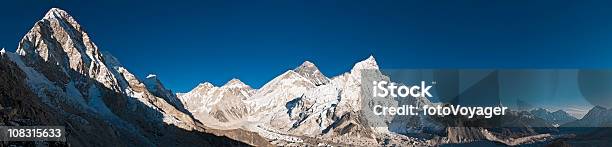 Mt Everest W Himalajach Szczytami Khumbu Lodowiec Pumori Nuptse Panorama Nepal - zdjęcia stockowe i więcej obrazów Mount Everest