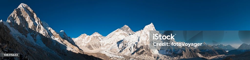 Monte Everest Himalaya cimeiras Geleira Khumbu Pumori Montanha Nuptse panorama Nepal - Royalty-free Acampamento base Foto de stock