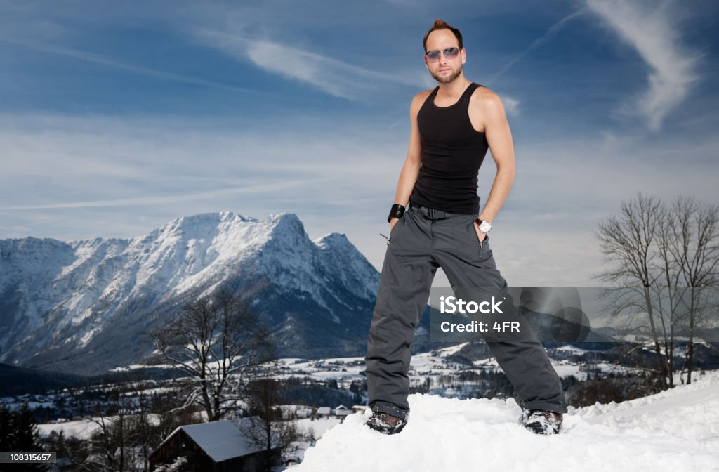 Homem vestindo calças de neve e colete na frente dos Alpes - Royalty-free 20-24 Anos Foto de stock