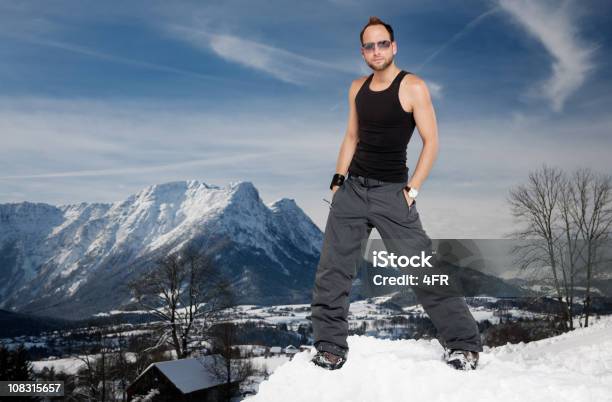 Homem Vestindo Calças De Neve E Colete Na Frente Dos Alpes - Fotografias de stock e mais imagens de 20-24 Anos