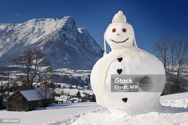 Die Perfekte Schneemann Vor Dem Panorama Der Alpen Xxxl Stockfoto und mehr Bilder von Schneemann