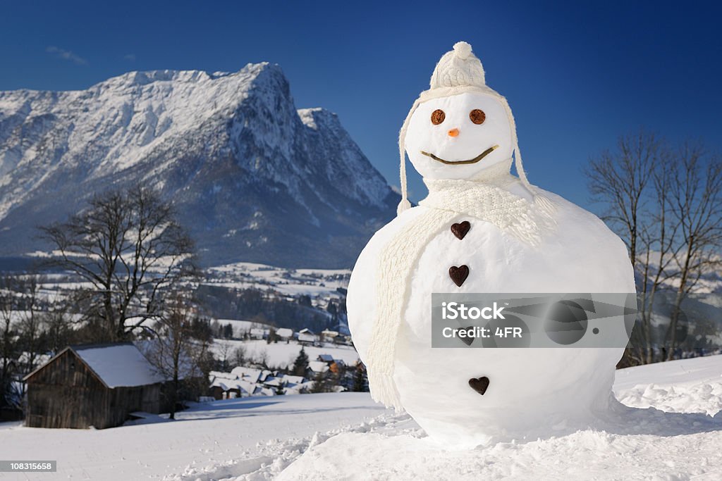 Un bonhomme de neige devant un Panorama XXXL (Alpes - Photo de Bonhomme de neige libre de droits