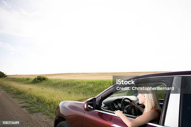Junge Schöne Frau Mit Dem Auto Stockfoto und mehr Bilder von Europäischer Abstammung - Europäischer Abstammung, Im Freien, SUV