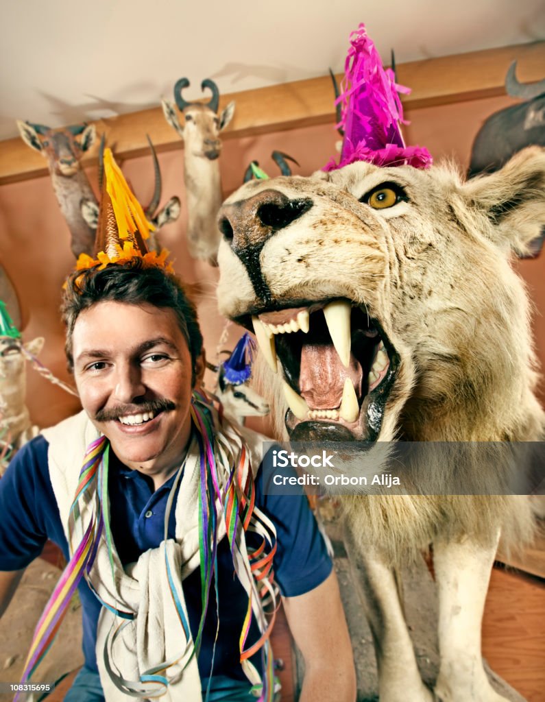 Mann trägt eine Mütze feiert seinen Geburtstag Party - Lizenzfrei Geburtstag Stock-Foto