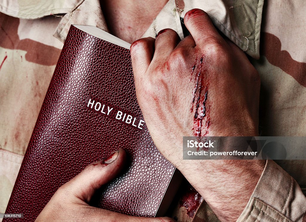 Verletzter Soldaten Holding Bibel - Lizenzfrei Beschädigt Stock-Foto