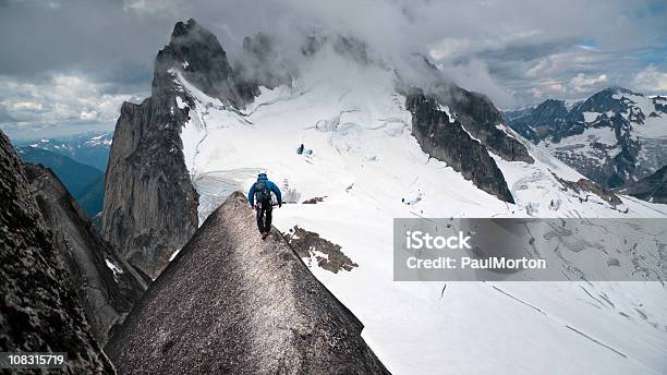 Montañismo En Canadá Foto de stock y más banco de imágenes de Escalada en roca - Escalada en roca, Canadá, Montañas de Bugaboo