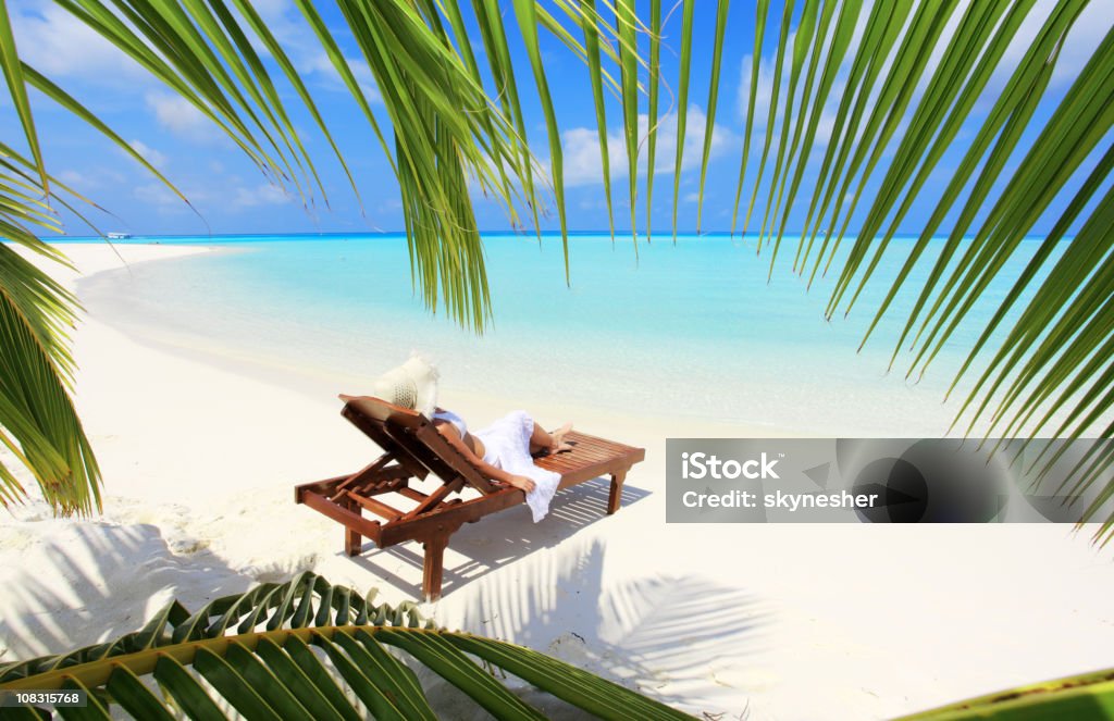 Blick auf palm Blätter bei Frau einem Liegestuhl. - Lizenzfrei Chaiselongue Stock-Foto