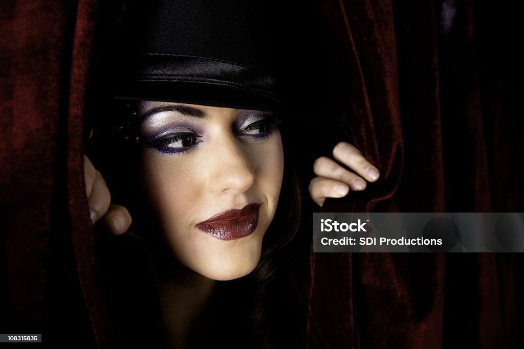 Mostrar menina olhando através de cortina vermelho escuro - Foto de stock de Cabaré royalty-free