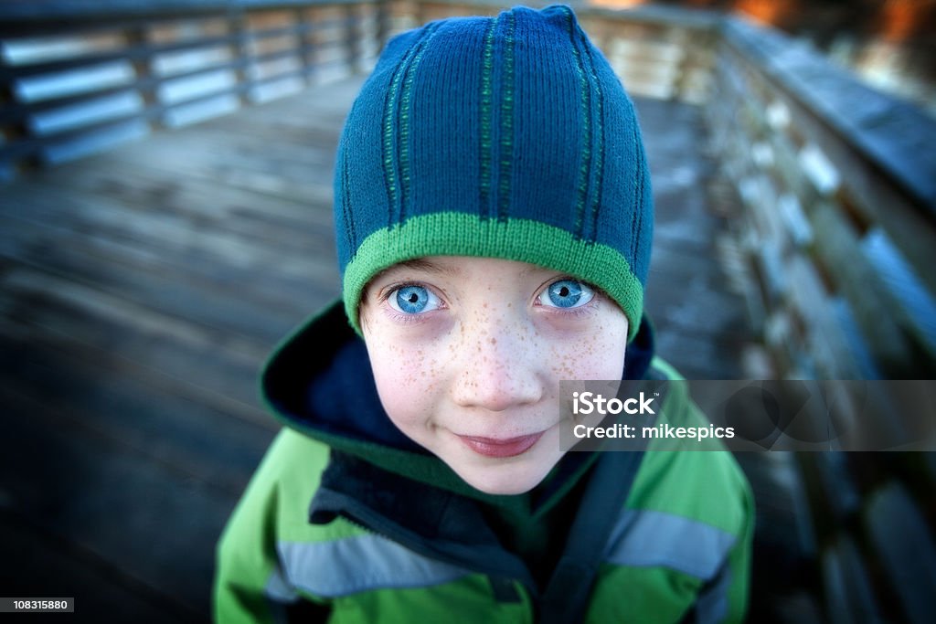 Menino com olhos azuis Inverno barrete e casaco. - Royalty-free Estupefação Foto de stock