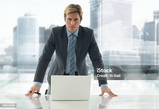 Businessmann Stockfoto und mehr Bilder von Anzug - Anzug, Bürogebäude, Eine Person